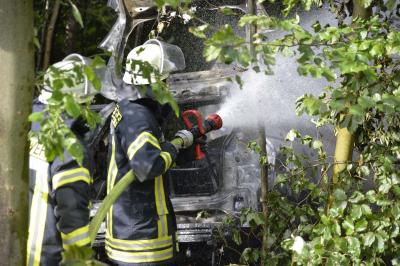 Pkw schanzt in Wald und brennt vollstaendig aus - 5 Feuerwehren im Einsatz bei Uhingen